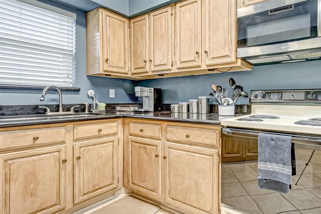 5976 Woodway Place Court, Houston, TX 77057