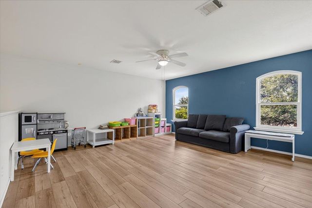 706 Hilltop DR, Leander, TX 78641