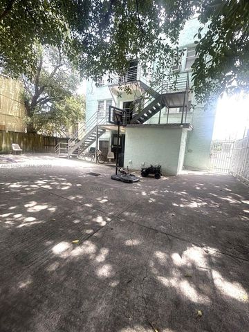 967 SW 5th St 18, Miami, FL 33130