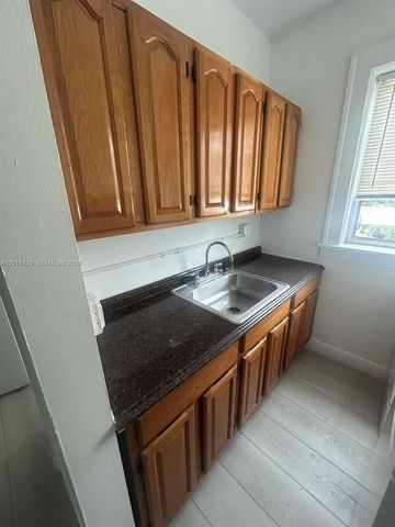 967 SW 5th St 18, Miami, FL 33130