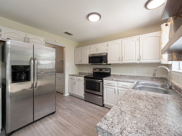 907 Freshwood Court, Arlington, TX 76017