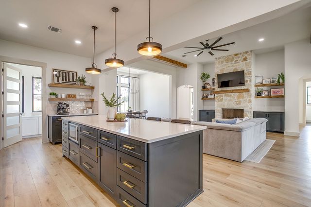 2001 Pinetree Post, Weatherford, TX 76087