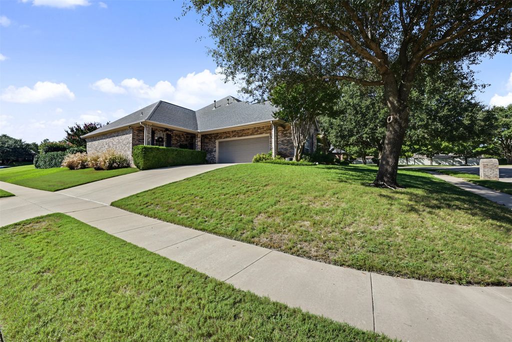 8955 Leslie Court, Benbrook, TX 76126 — photo 4