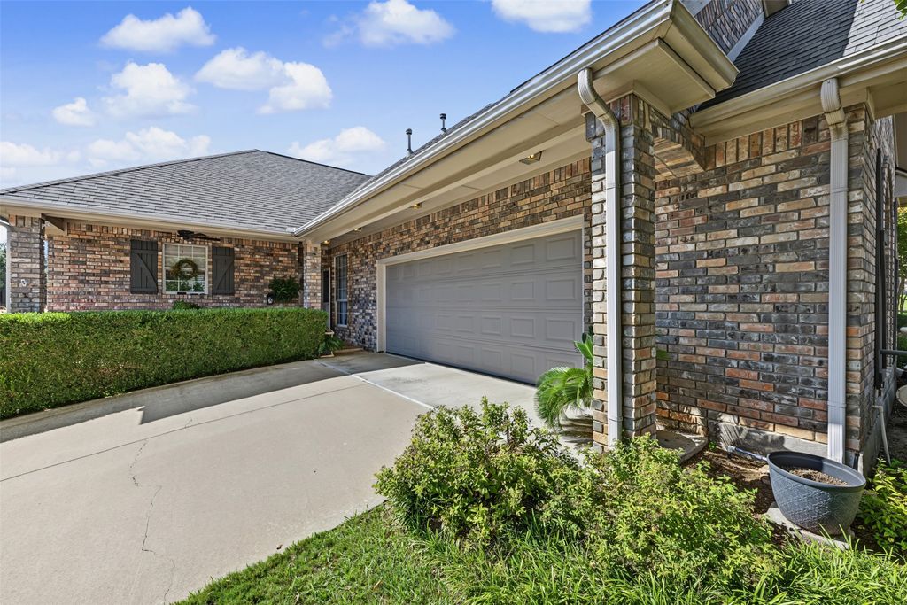 8955 Leslie Court, Benbrook, TX 76126 — photo 5