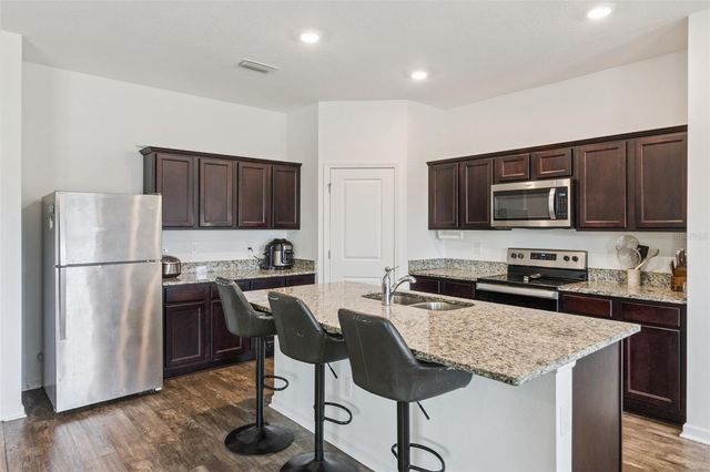 903 SHIMMERING OAKS LANE, Seffner, FL 33584