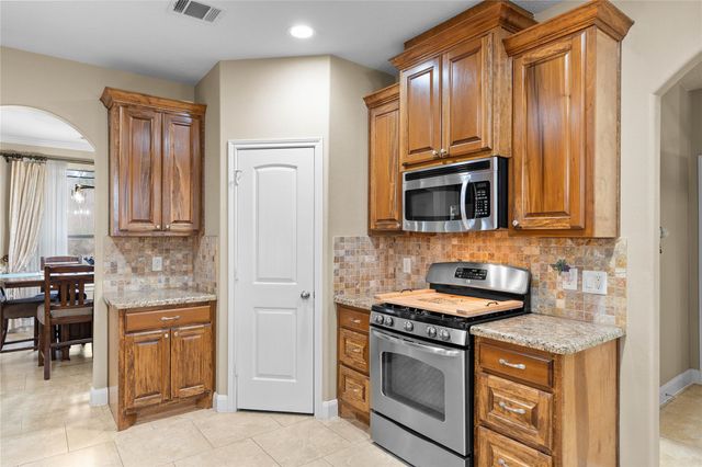 906 Fairbanks Drive, Magnolia, TX 77354