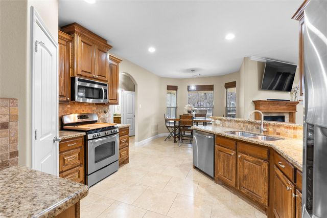 906 Fairbanks Drive, Magnolia, TX 77354