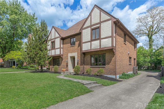 215 Beverly Place, Oakwood, OH 45419
