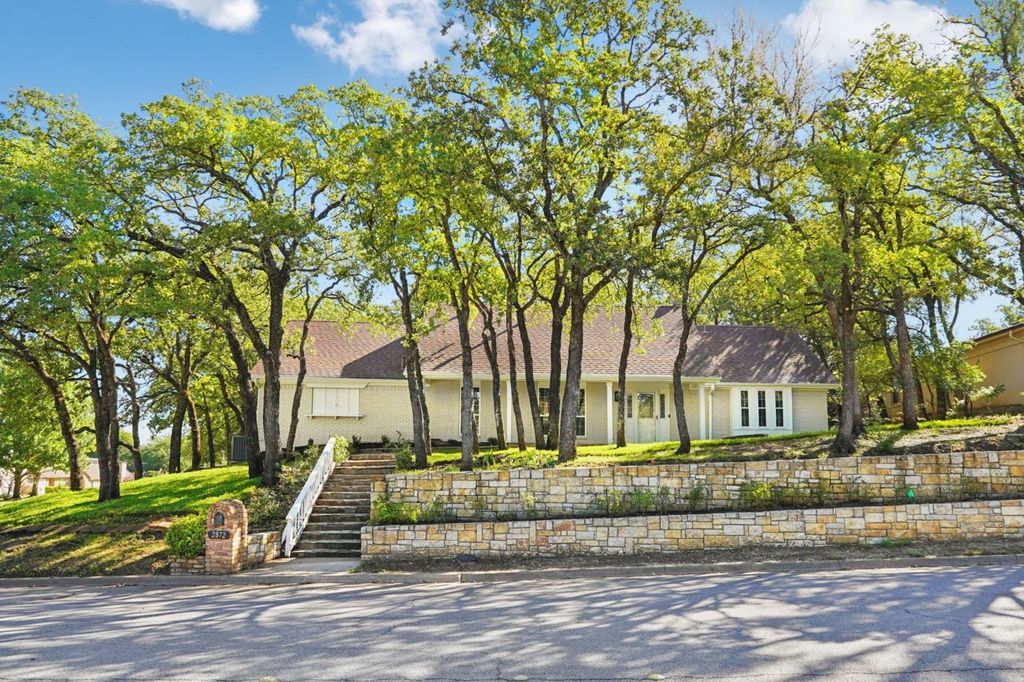 2872 Hurstview Drive, Hurst, TX 76054