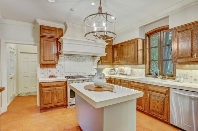 1 Stayton Circle, Piney Point Village, TX 77024