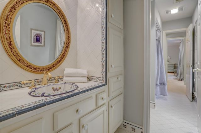 1 Stayton Circle, Piney Point Village, TX 77024