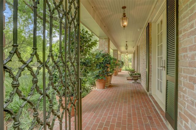 1 Stayton Circle, Piney Point Village, TX 77024