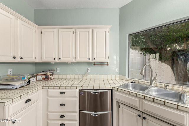 6725 S TAYLOR Drive, Tempe, AZ 85283