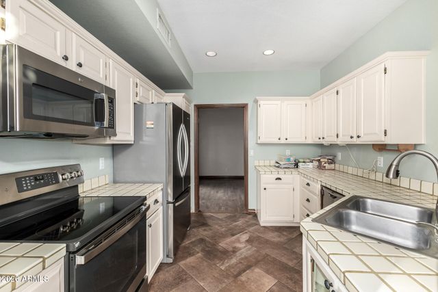 6725 S TAYLOR Drive, Tempe, AZ 85283