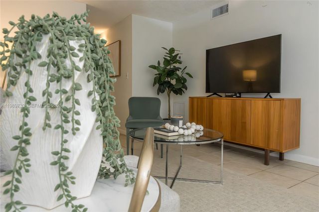 6675 W 4th Ave 203, Hialeah, FL 33012