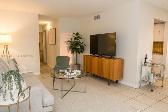 6675 W 4th Ave 203, Hialeah, FL 33012