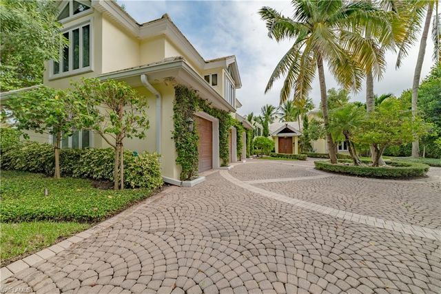 883 Galleon DR, Naples, FL 34102