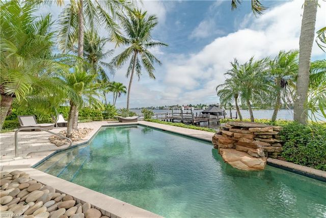 883 Galleon DR, Naples, FL 34102