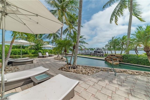 883 Galleon DR, Naples, FL 34102