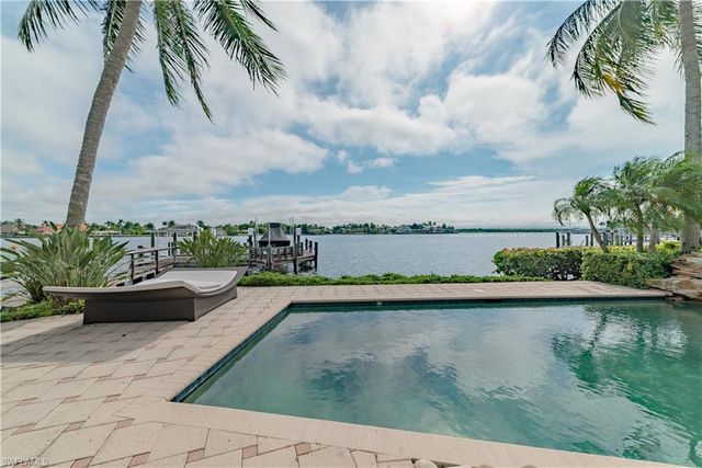 883 Galleon DR, Naples, FL 34102