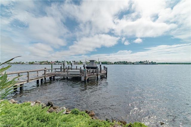 883 Galleon DR, Naples, FL 34102