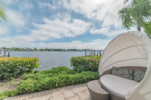 883 Galleon DR, Naples, FL 34102