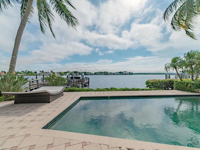883 Galleon DR, Naples, FL 34102