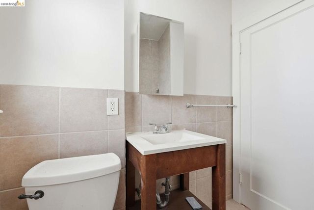 5320 El Camile AVE, Oakland, CA 94619