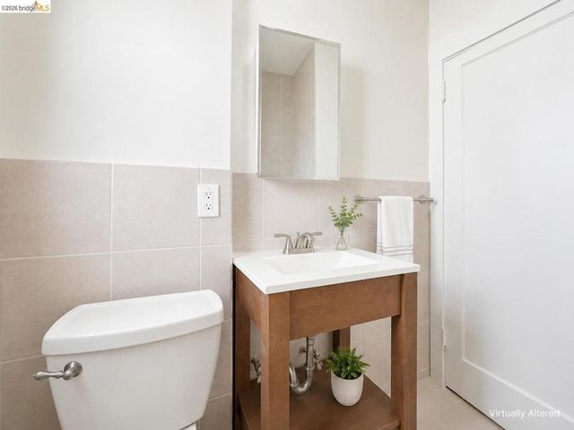 5320 El Camile AVE, Oakland, CA 94619
