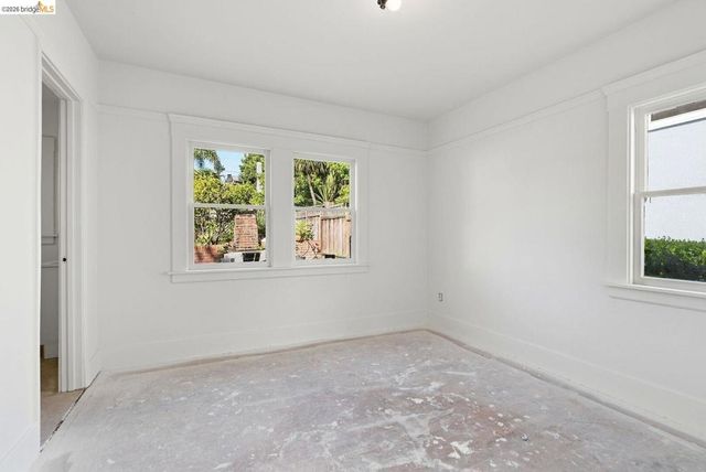 5320 El Camile AVE, Oakland, CA 94619