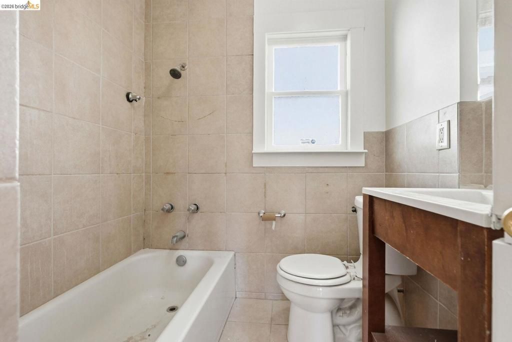 Image 17 of property listing at 5320 El Camile AVE, Oakland, CA 94619