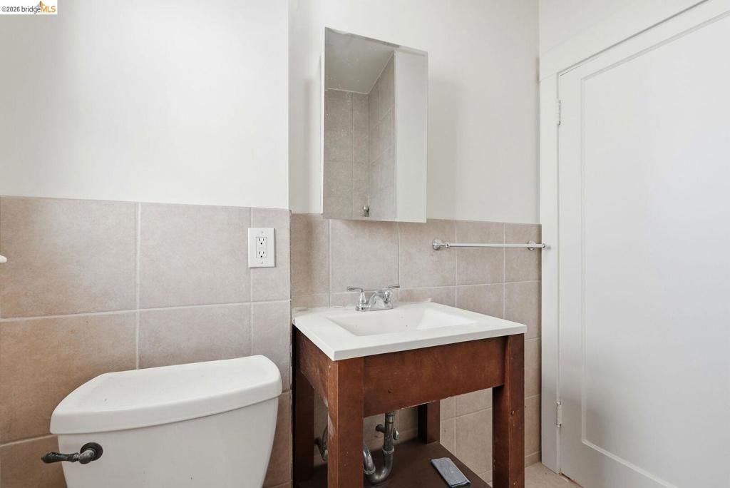 Image 19 of property listing at 5320 El Camile AVE, Oakland, CA 94619