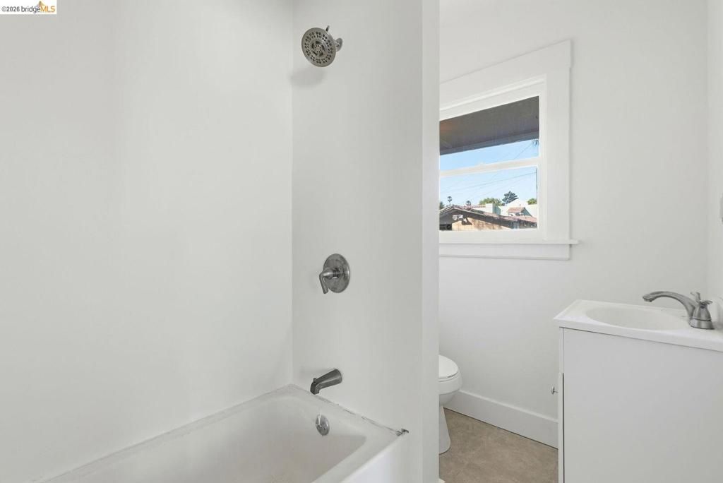 Image 23 of property listing at 5320 El Camile AVE, Oakland, CA 94619