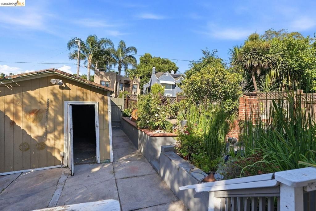 Image 31 of property listing at 5320 El Camile AVE, Oakland, CA 94619