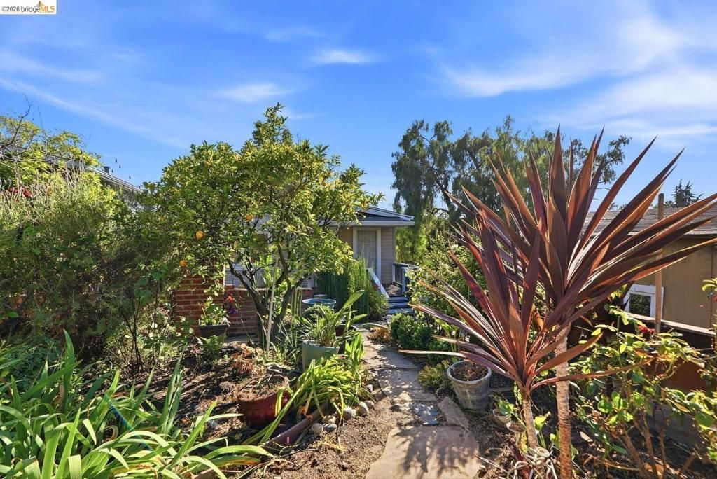 Image 35 of property listing at 5320 El Camile AVE, Oakland, CA 94619