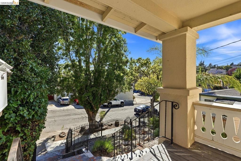 Image 4 of property listing at 5320 El Camile AVE, Oakland, CA 94619