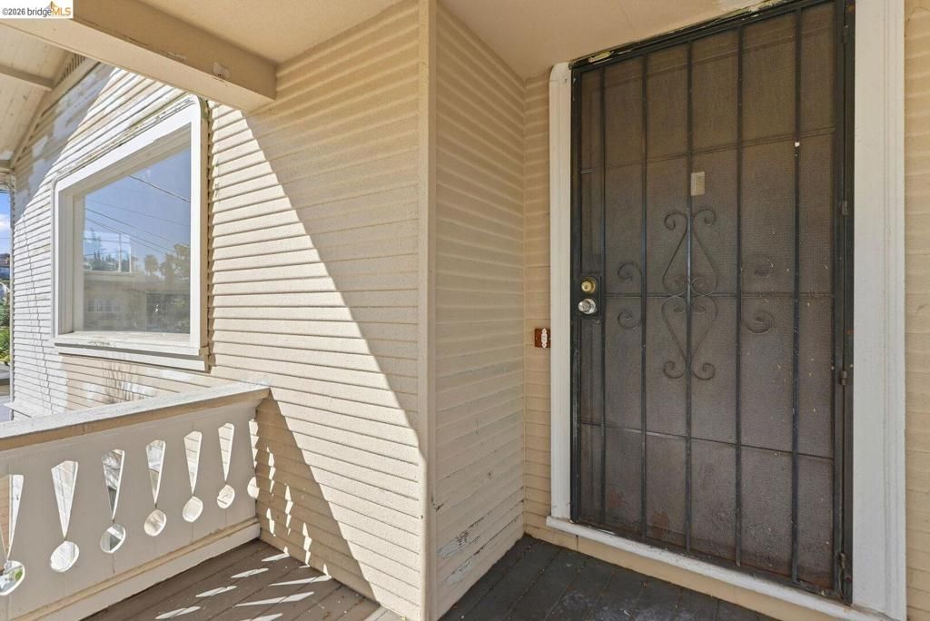 Image 5 of property listing at 5320 El Camile AVE, Oakland, CA 94619