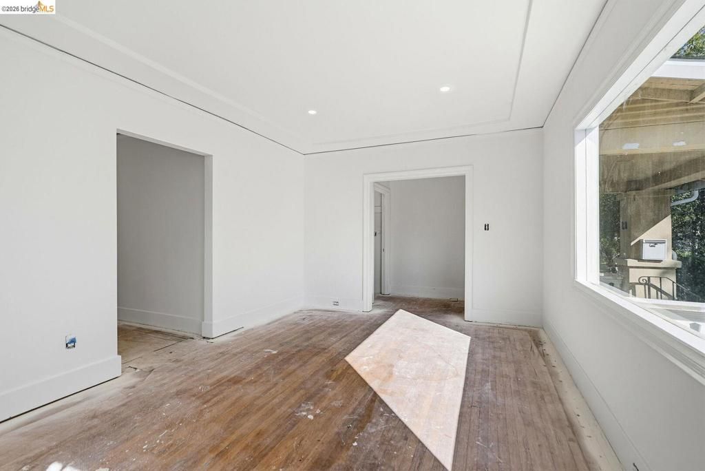 Image 8 of property listing at 5320 El Camile AVE, Oakland, CA 94619