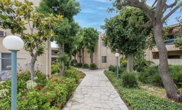 18307 Burbank 68, Tarzana, CA 91356
