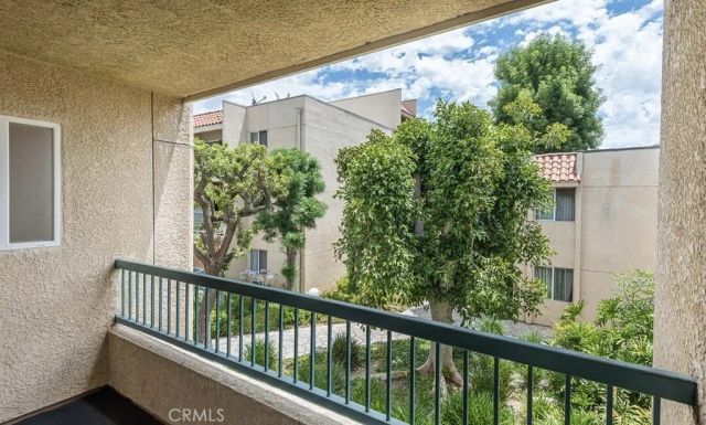 18307 Burbank 68, Tarzana, CA 91356