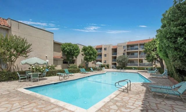 18307 Burbank 68, Tarzana, CA 91356