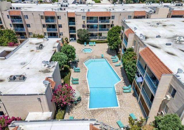18307 Burbank 68, Tarzana, CA 91356