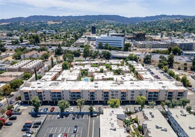 18307 Burbank 68, Tarzana, CA 91356