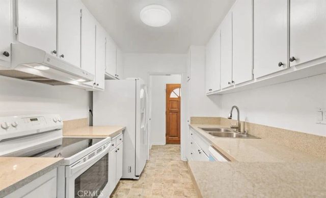 18307 Burbank 68, Tarzana, CA 91356