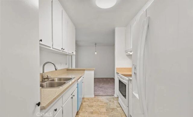 18307 Burbank 68, Tarzana, CA 91356