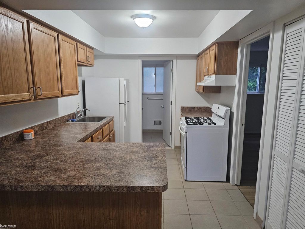 47110 Jefferson Avenue, Chesterfield Twp, MI 48047