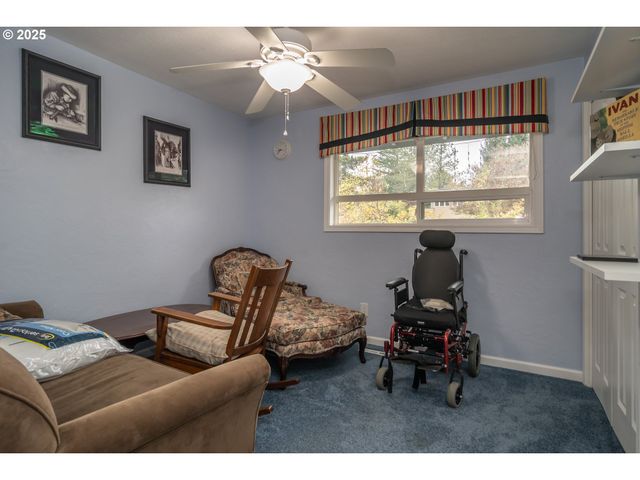 1821 Nw SELLWOOD St, Roseburg, OR 97471