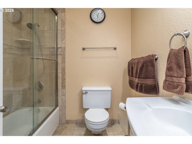 1821 Nw SELLWOOD St, Roseburg, OR 97471