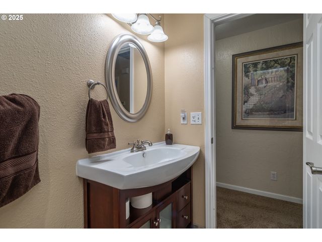 1821 Nw SELLWOOD St, Roseburg, OR 97471