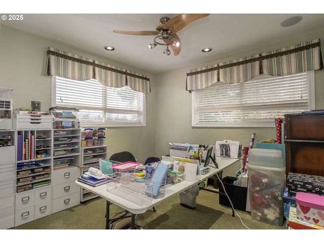 1821 Nw SELLWOOD St, Roseburg, OR 97471